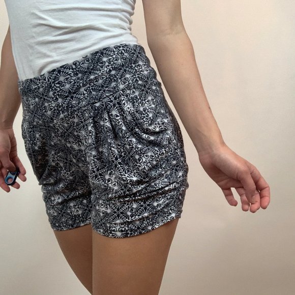 Black and white shorts - Picture 3 of 6